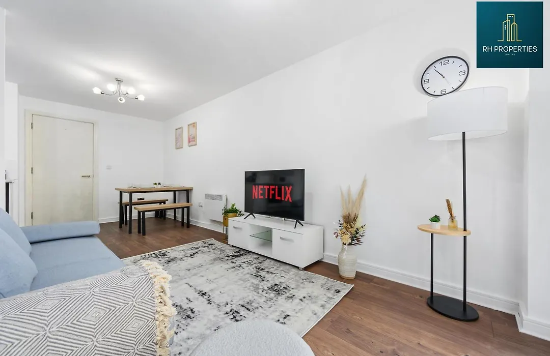 Modern Studio Near City Centre-1